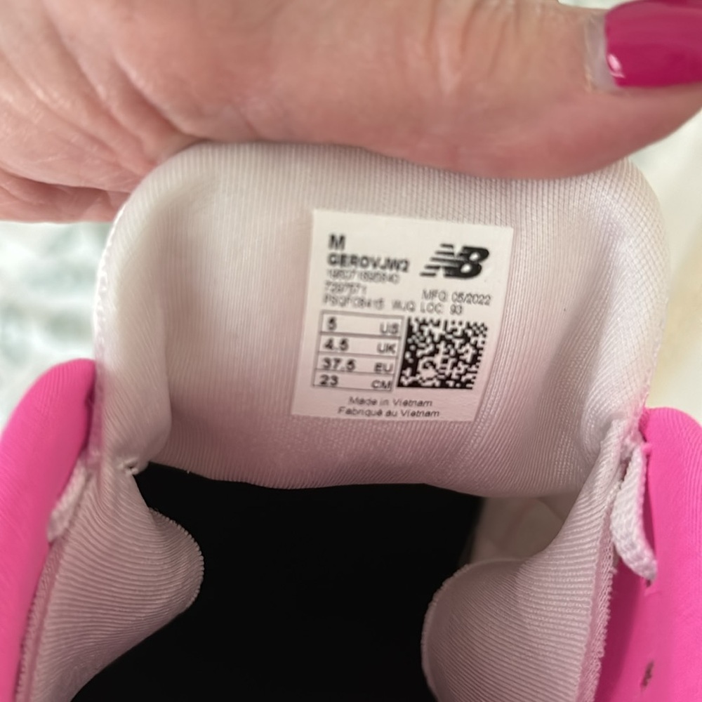 Hardly worn New Balance sneakers size 5 in girls ( size 7 women’s) - Picture 3 of 6
